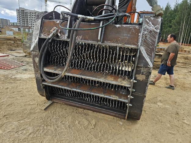 Просеивающий ковш на Hitachi-450 для смерзшейся соли